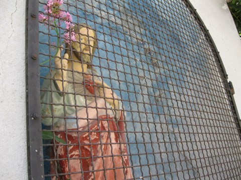 Ici, un oratoire dont l'accès est difficile faute d'un véhicule garé juste contre