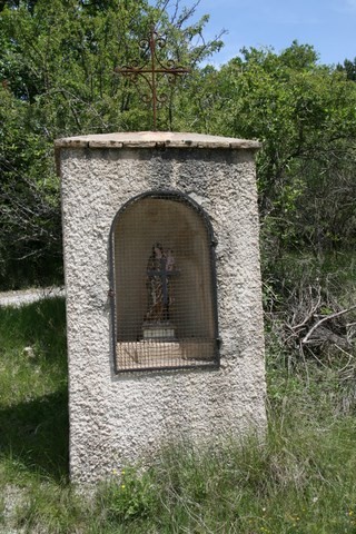 Nous quittons le village et découvrons le long de la route ce joli oratoire, un peu perdu dans la nature
