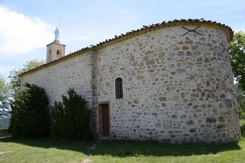 Détruite durant les guerres de religion. Relevée en 1637, elle a été rebaptisée en 1720. Elle a été restaurée deux fois au cours du XIXe s.