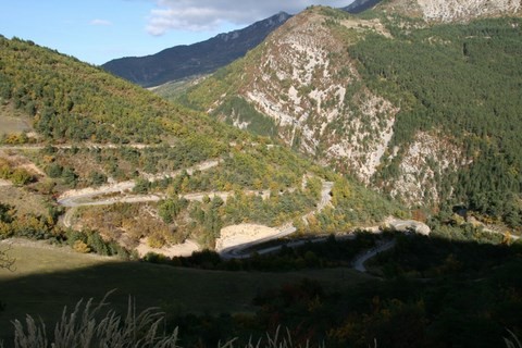 Pour accéder à Brette, il faut descendre par cette belle route en lacets