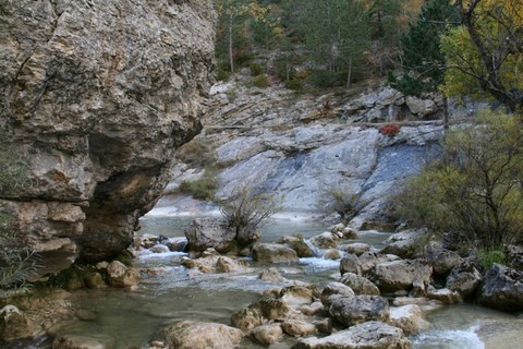 Tout en dessous, nous arrivons dans les gorges de la Brette