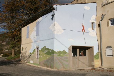 A l'entrée du village, près du petit parking, cette jolie fresque