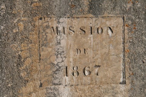 Détail de l'inscription sur le socle de la croix