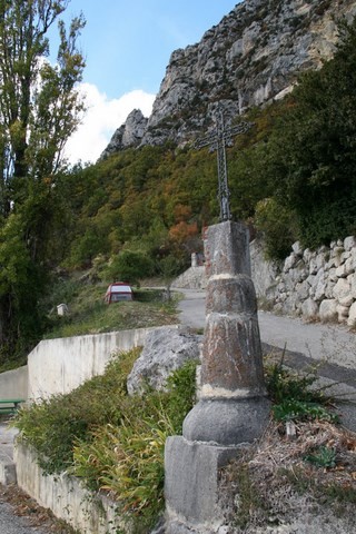 Dès l'entrée du village, cette imposante croix