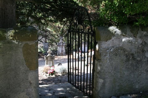 Derrière l'église, l'ancien cimetière