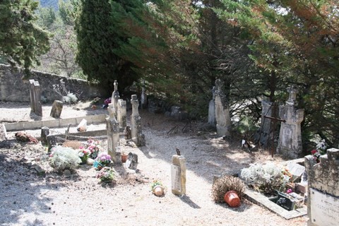 Avec ses anciennes sépultures