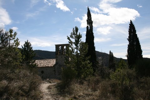 L'église, blottie entre les arbres