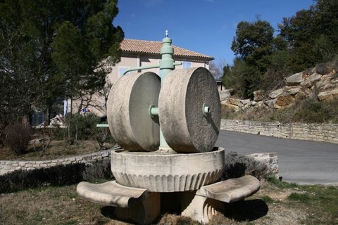 Sur la place Hubert Gleize au centre du village
