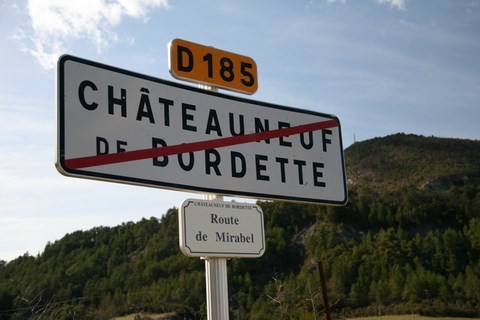 Nous quittons ce charmant village encadré de vergers d'oliviers et d'abricotiers