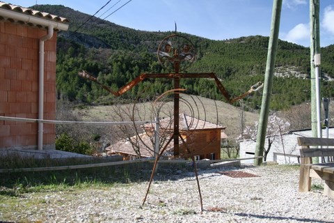 Drôle de personnage métallique