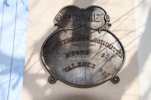 L'ancienne plaque de cocher sur la façade de la Mairie