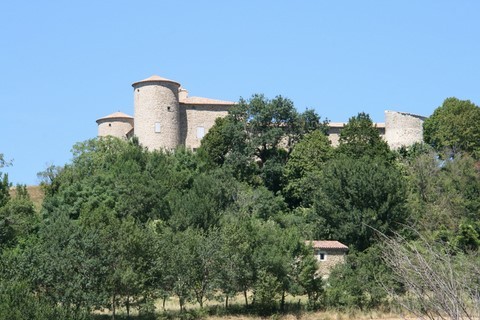 Construit au XVe s. sur une base médiévale, le château avec ses 4 tours d'angle