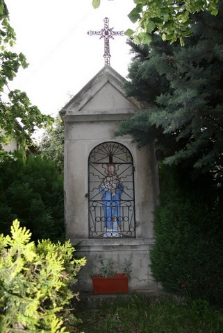 L'oratoire à droite à la sortie du village