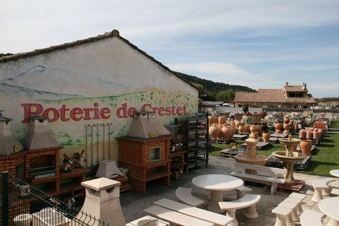 En quittant Crestet, impossible d'éviter la Poterie où l'on peut découvrir des milliers d'articles