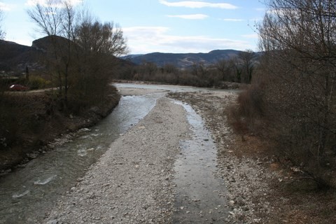 Il s'appelle "L'Ennuyé", il se jette ici dans l'Eygues