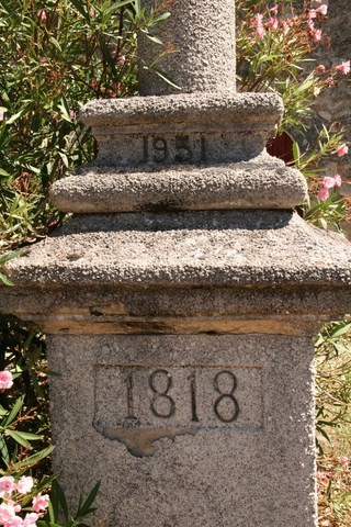 Détail de la croix de mission à côté de la chapelle Saint-Roch