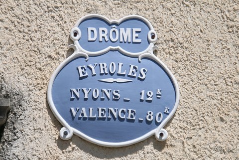 Plaque de cocher sur le mur de l'église