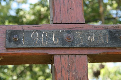 La date du 3 mai 1906 en détail sur la croix