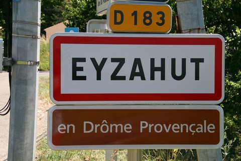 Bienvenue à Eyzahut, petit village de Drôme niché dans les forêts et protégé par ses falaises calcaires