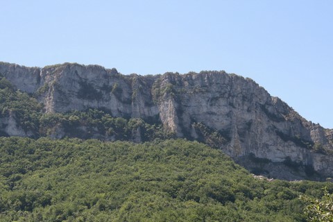 Elle est constituée d'une roche claire, dure et compacte