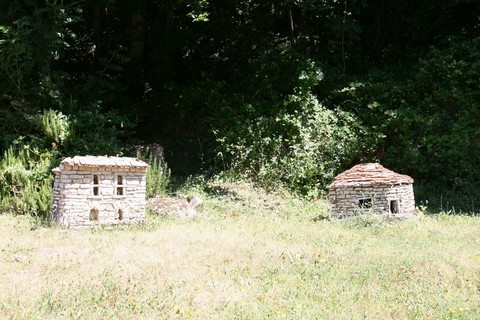 Village miniature jouxtant le court de tennis