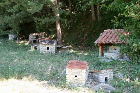 Village miniature jouxtant le court de tennis