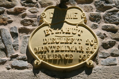 Une des nombreuses plaques de cocher que l'on peut encore rencontrer dans la région