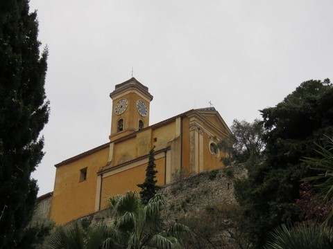 L'église paroissiale ocre clair et sa nef baroque