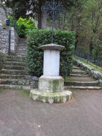 Une croix au bas du village