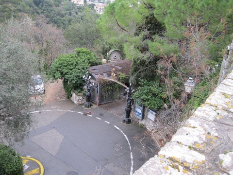 L'entrée au Château de la Chèvre d'Or vue d'en haut