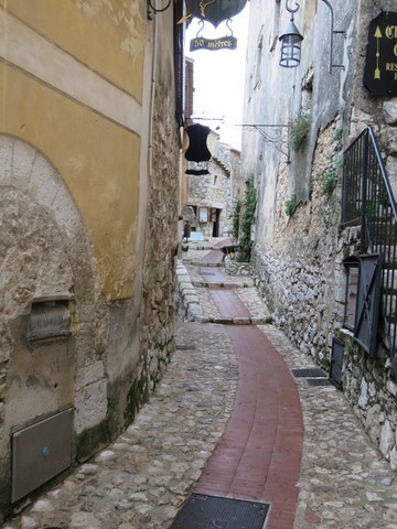 Petite ruelle de pierres bordée de nombreuses galeries d'art
