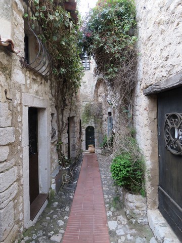 Petite ruelle de pierres bordée de maisons bien restaurées