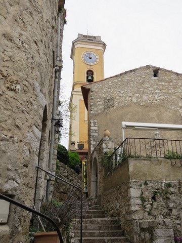 L'escalier qui conduit à l'église