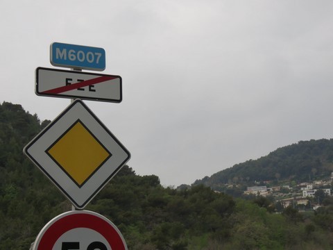 Nous quittons ce joli village perché en nid d'aigle au sommet d'une imposante et superbe falaise