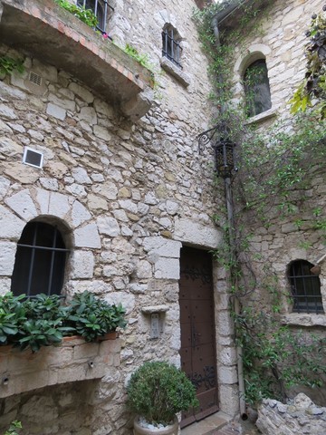 Cette maison en pierres a été rénovée avec goût