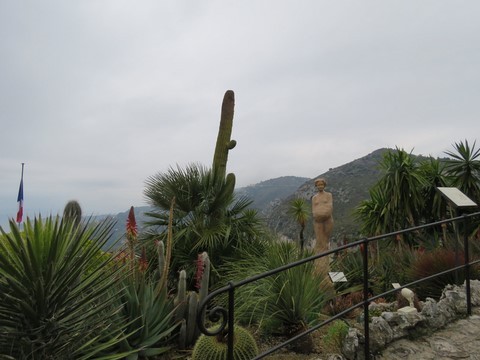 Il a été aménagé dans les ruines d'une ancienne forteresse médiévale