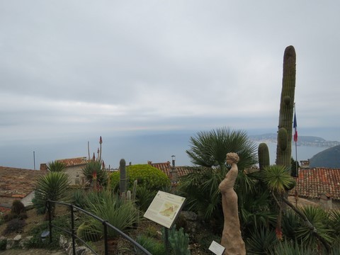 Les sculptures du jardin, compagnes silencieuses de notre visite sont l'oeuvre du sculpteur Jean-Philippe Richard