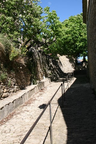 Rue Calade pavée avec des galets de rivière