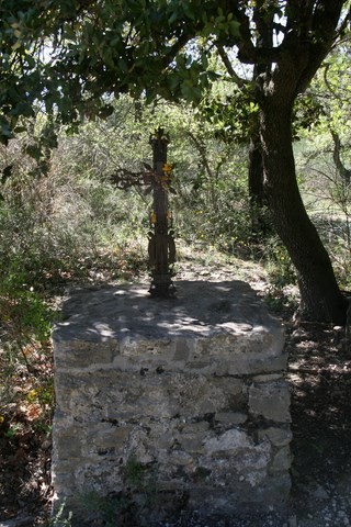 Petite croix devant la chapelle