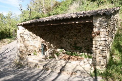 Abri avec pompe et puits