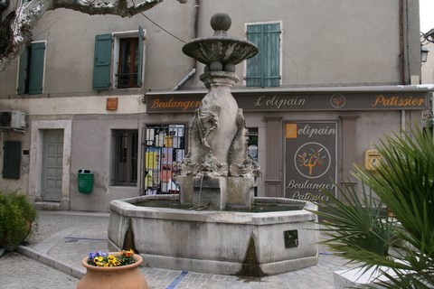 Fontaine Dejours, maire 1870, rebaptisée des Dauphins en 1953