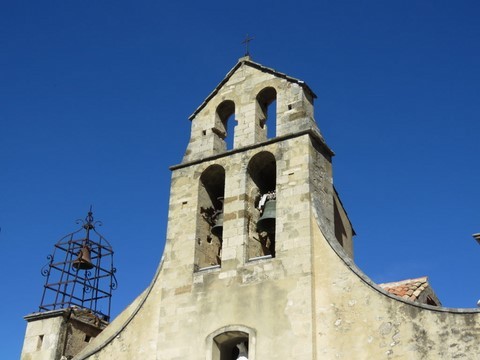 Clocher se termine en peigne, 2 piliers servant de beffroi avec campanile et cadran solaire