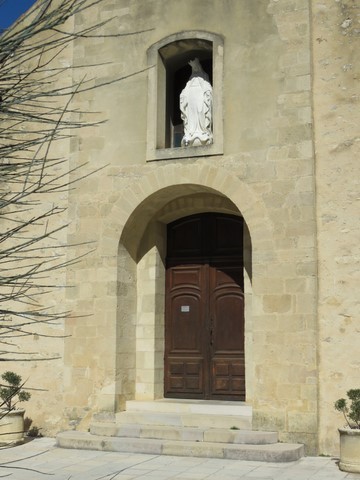 Porche surmonté d'une niche du XIXème siècle avec une statue de la Vierge