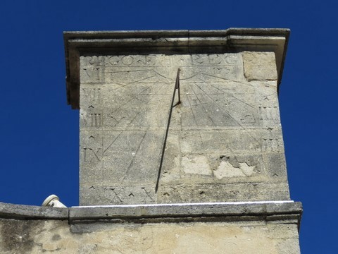 Cadran solaire sur l'un des deux piliers