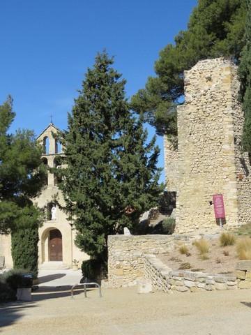 L'église à travers les pins et le coin des remparts