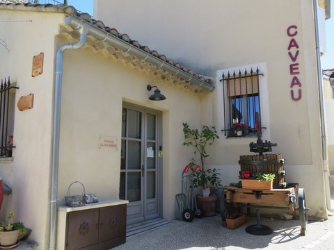 Caveau Domaine la Bouïssière, rue du Portail