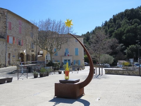 Sur cette même place Gabrielle Andéol, cette sculpture moderne