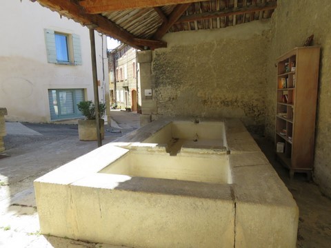 Lavoir alimenté par la source des Florets construit au XIXème siècle