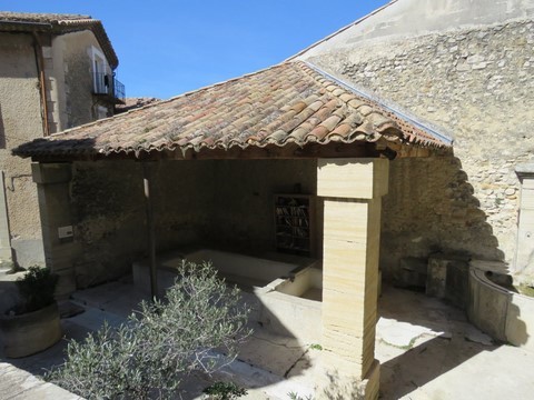 Il comporte 2 bacs : le lavoir et le rinçoir,
