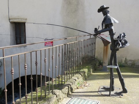 Le canal du moulin avec son pêcheur original